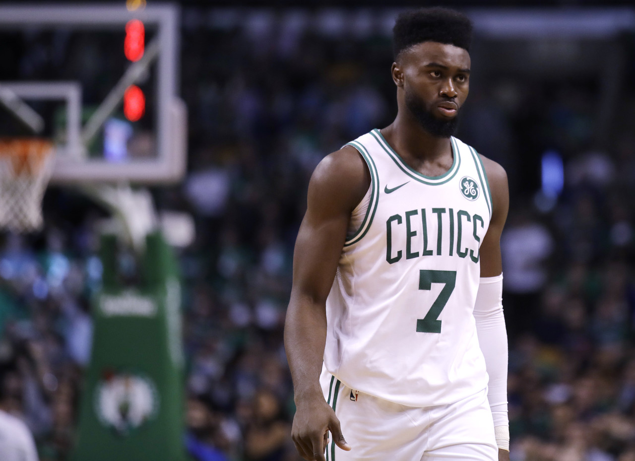 体操新星斩获五金 赛艇健儿破浪夺魁“东莞飞人”卫冕落泪（体操新秀豪取五金 赛艇桨手乘风折桂“东莞飞人”卫冕泪洒赛场）