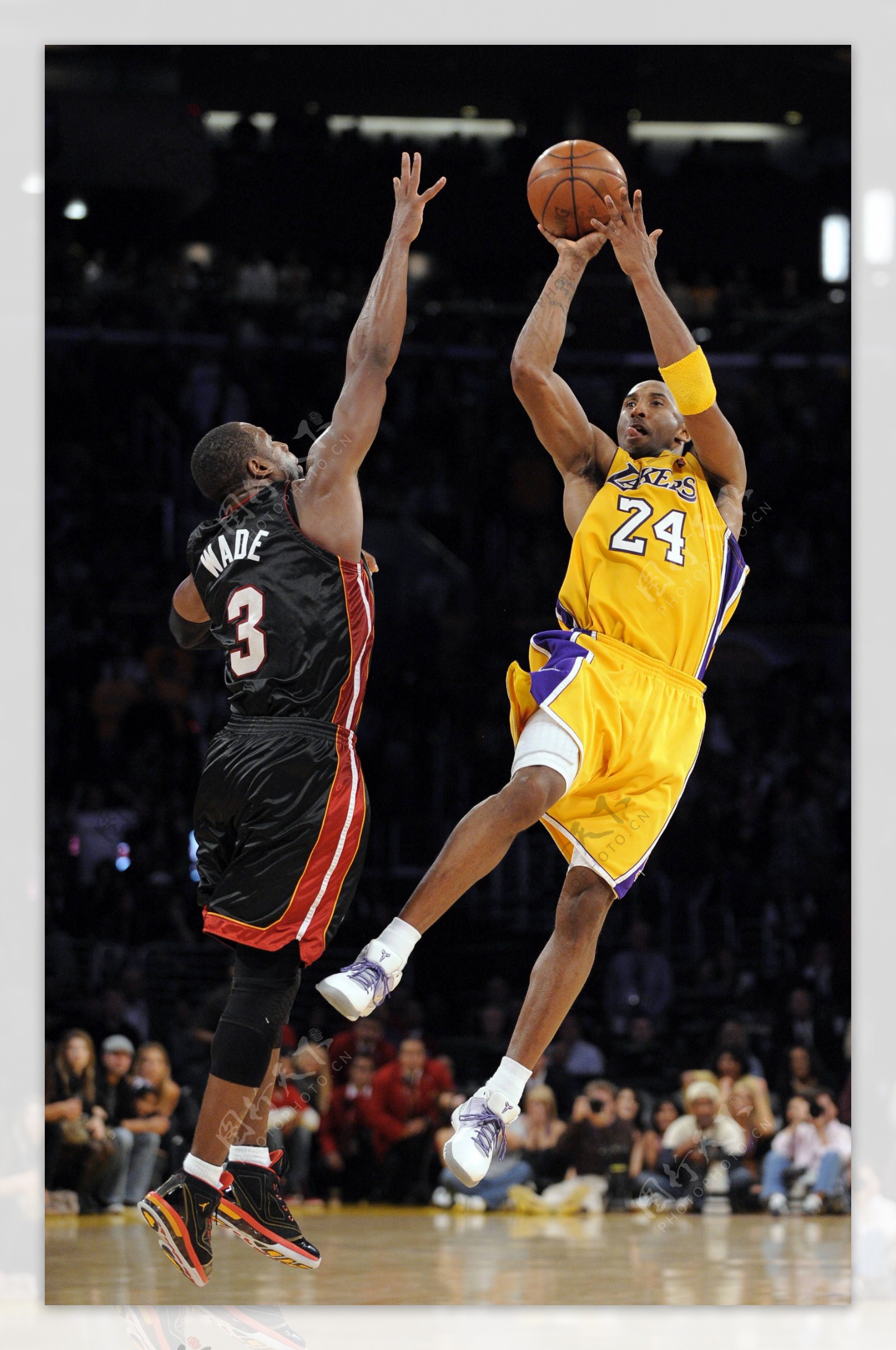 德劳伦蒂斯：孔蒂正带领球队重回正轨，球员也听从了他的指示（德劳伦蒂斯：孔蒂率队回到正轨，球员严格执行其要求）