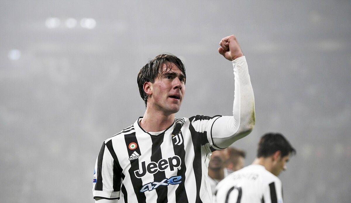 “帅白龙”罗超连克四强，豪取全国自由搏击锦标赛冠军！（帅白龙罗超连斩四强，问鼎全国自由搏击锦标赛！）