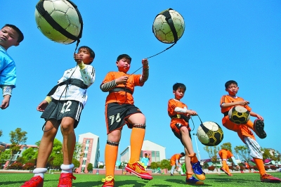 成都球迷怒喷自家球员：球迷和谁有仇你们就输谁，我们要不要脸？（成都球迷怒斥本队球员：遇到仇家就输？颜面何在？）