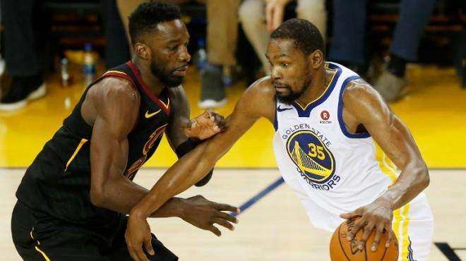 飞起来了！美国高中球员这波操作太秀了！（起飞！美国高中球员这一波神操作震撼全场）