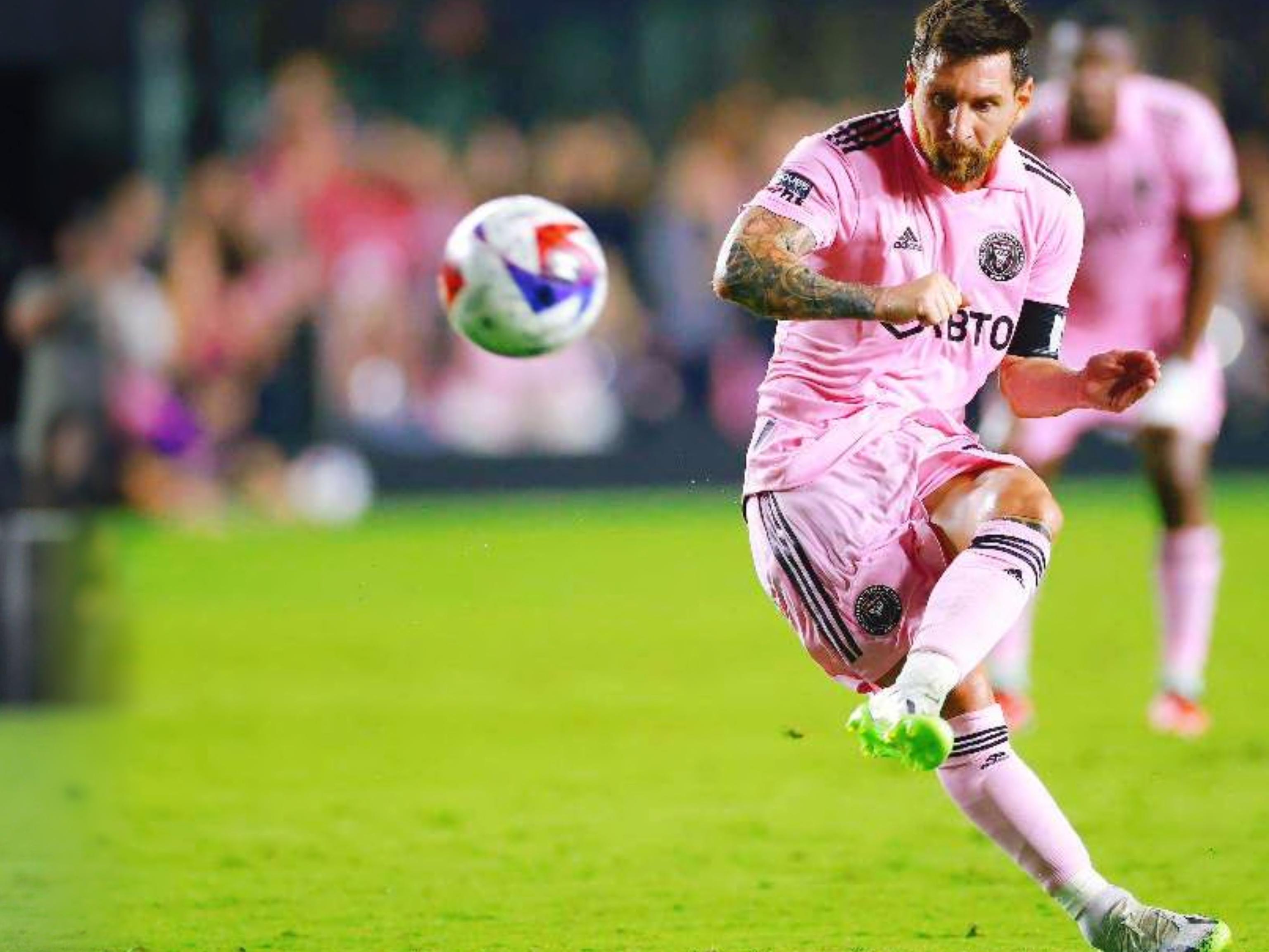 克雷莫内塞2-0莱切，博纳佐利建功，萨纳夫里亚锁定胜局（克雷莫内塞2比0力克莱切：博纳佐利先拔头筹，萨纳夫里亚终结悬念）