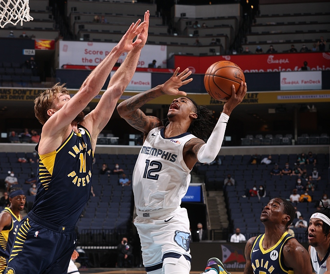 湖人板凳哑火半场仅得7分，马刺三大板凳合砍29分压制湖人（湖人替补熄火半场仅7分，马刺三替补合力轰29分占上风）